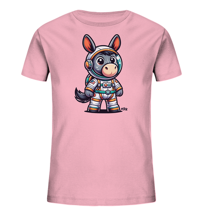 Onlineshop Shirts fuer Kinder - Dieses T-Shirt in zartem Rosa zeigt eine entzueckende Illustration eines Esels im Astronautenanzug. Der Esel traegt einen detaillierten Raumanzug mit Helm und Rucksack und blickt freundlich. Die Grafik ist farbenfroh und im Comic-Stil gehalten. Es ist ein verspieltes Design fuer junge Weltraum-Fans.