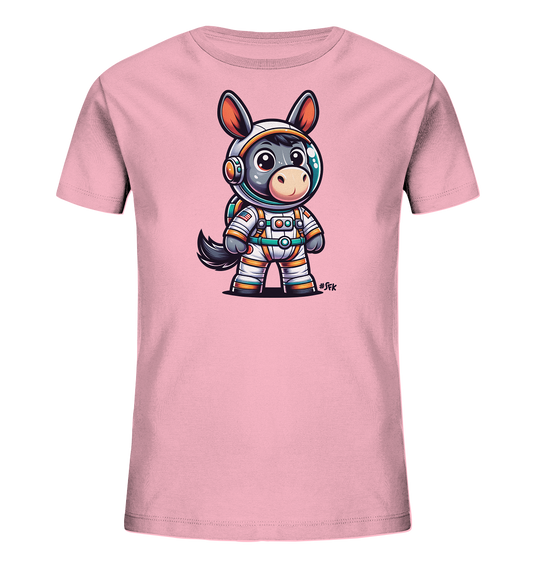 Onlineshop Shirts fuer Kinder - Dieses T-Shirt in zartem Rosa zeigt eine entzueckende Illustration eines Esels im Astronautenanzug. Der Esel traegt einen detaillierten Raumanzug mit Helm und Rucksack und blickt freundlich. Die Grafik ist farbenfroh und im Comic-Stil gehalten. Es ist ein verspieltes Design fuer junge Weltraum-Fans.