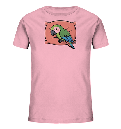 Onlineshop Shirts fuer Kinder - Das Bild zeigt ein hellrosa Kinder-T-Shirt mit einem niedlichen Motiv eines schlafenden Papageis. Der gruene Papagei mit blauen Fluegeln liegt friedlich auf einem orange-roten Kissen. Das Design wirkt beruhigend und ist ansprechend fuer kleine Kinder.