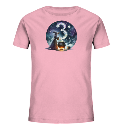 Onlineshop Shirts fuer Kinder - Dieses pinke T-Shirt fuer Kinder zeigt eine Illustration einer Hexe, die ueber einem brodelnden Kessel einen Zaubertrank ruehrt. Der aufsteigende Dampf formt die Zahl Drei. Das Design ist in einem Kreis mit einem sternenklaren Nachthimmel als Hintergrund dargestellt. Es ist ein fantasievolles Motiv, ideal fuer kleine Abenteurer.