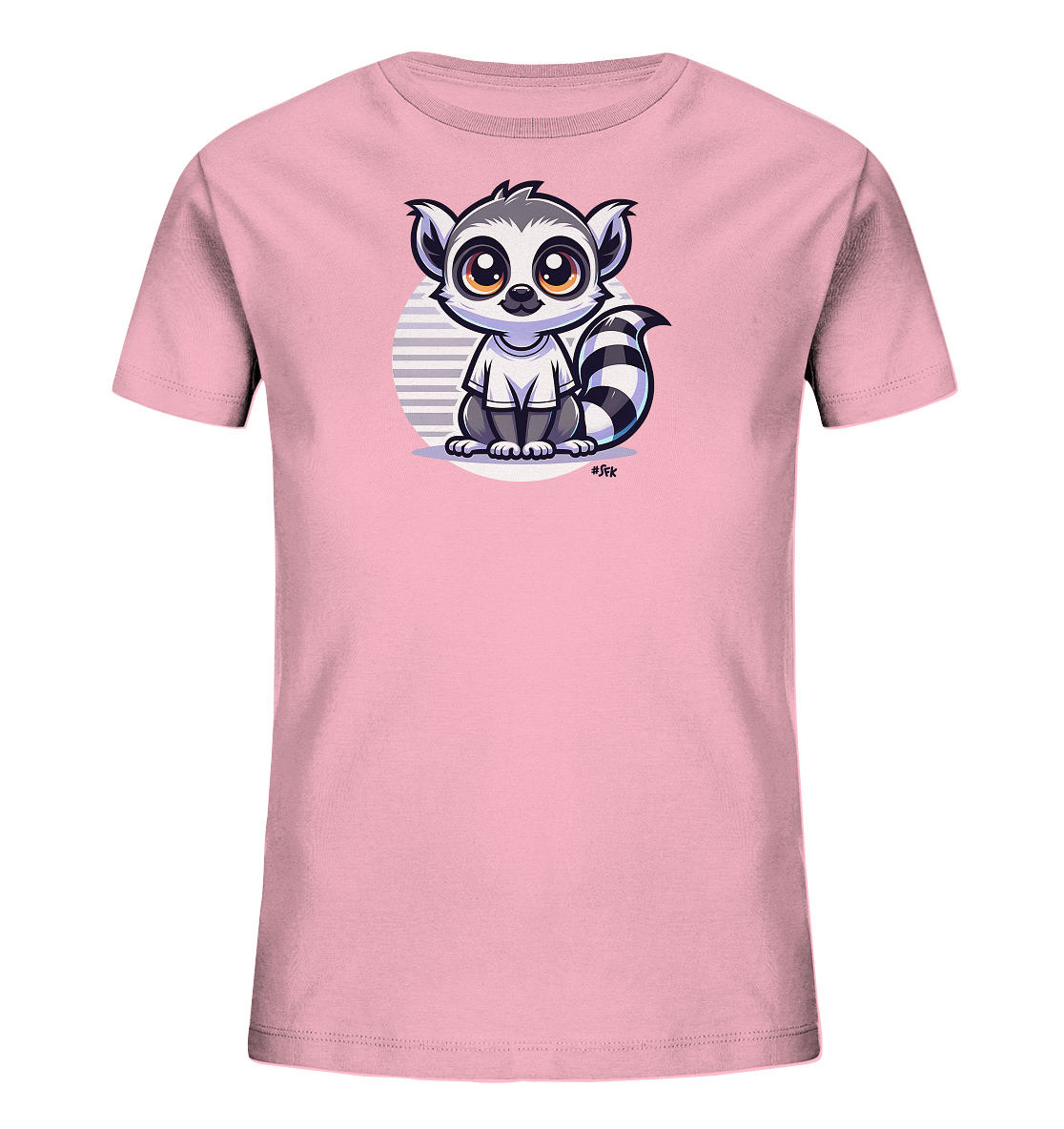 Onlineshop Shirts fuer Kinder - Dieses pinke T-Shirt fuer Kinder zeigt einen suessen cartoonhaften Lemur. Der Lemur hat grosse Augen und sitzt aufrecht vor einem gestreiften Kreis. Er traegt ein kleines weisses Shirt und hat einen charakteristischen Ringelschwanz. Das Design ist einpraegsam und freundlich.