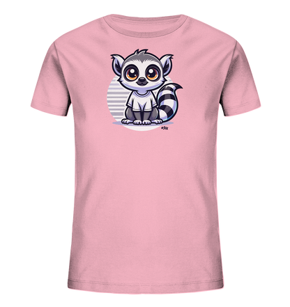 Onlineshop Shirts fuer Kinder - Dieses pinke T-Shirt fuer Kinder zeigt einen suessen cartoonhaften Lemur. Der Lemur hat grosse Augen und sitzt aufrecht vor einem gestreiften Kreis. Er traegt ein kleines weisses Shirt und hat einen charakteristischen Ringelschwanz. Das Design ist einpraegsam und freundlich.