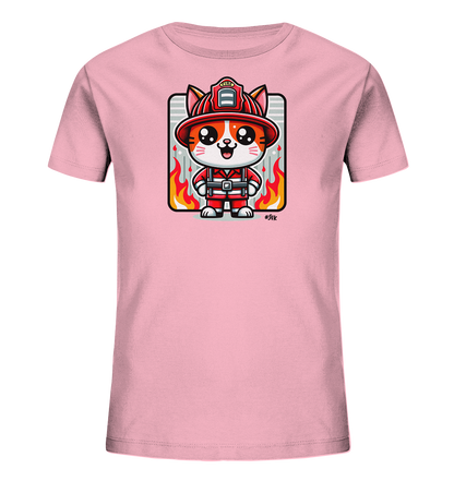Onlineshop Shirts fuer Kinder - Das Bild zeigt ein hellrosafarbenes Kinder-T-Shirt. Darauf ist eine niedliche Cartoon-Katze als Feuerwehrmann abgebildet. Sie traegt einen roten Helm und Uniform vor einem Hintergrund mit Flammen. Die farbenfrohe Grafik ist detailreich und wirkt sehr ansprechend.