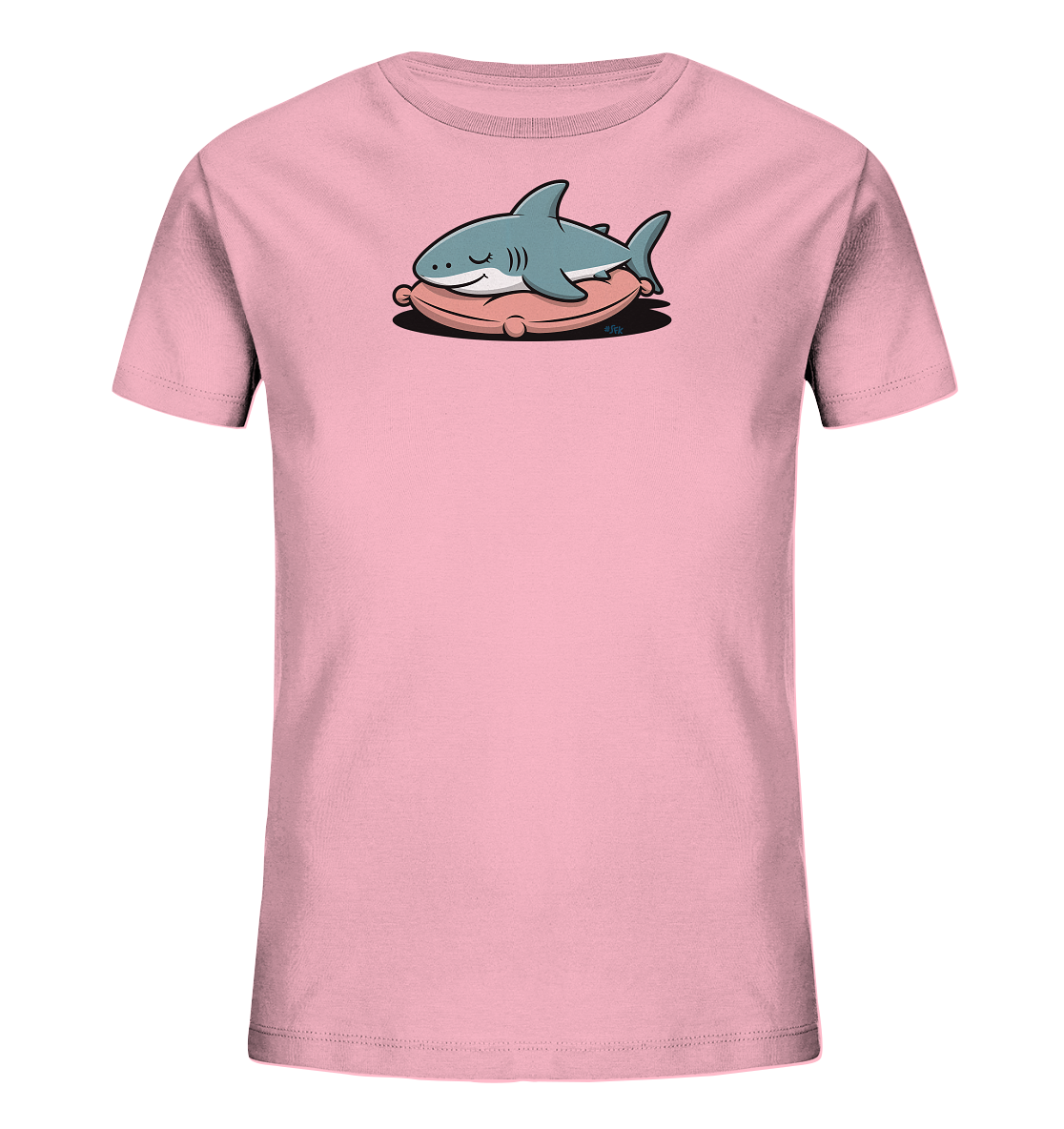 Onlineshop Shirts fuer Kinder - Das Bild zeigt ein hellrosa T-Shirt fuer Kinder. Auf der Vorderseite ist ein niedlicher, hellblauer Cartoon-Hai abgebildet, der friedlich auf einem rosafarbenen Kissen liegt. Der Hai hat geschlossene Augen und ein sanftes Laecheln, was dem Motiv einen beruhigenden Charakter verleiht. Das Design ist verspielt und ideal fuer Kinder.