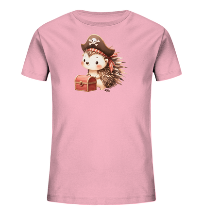 Onlineshop Shirts fuer Kinder - Dieses rosa Kinder T-Shirt zeigt eine Illustration eines niedlichen Igels. Der Igel traegt einen Piratenhut mit Totenkopf und eine rote Bandana und steht neben einer kleinen, detailreich gestalteten Schatzkiste. Das Design ist im charmanten Cartoon-Stil gehalten und vermittelt einen froehlichen, abenteuerlichen Eindruck. Es ist ein verspieltes Motiv, das Kinder begeistern koennte.