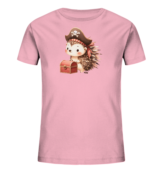 Onlineshop Shirts fuer Kinder - Dieses rosa Kinder T-Shirt zeigt eine Illustration eines niedlichen Igels. Der Igel traegt einen Piratenhut mit Totenkopf und eine rote Bandana und steht neben einer kleinen, detailreich gestalteten Schatzkiste. Das Design ist im charmanten Cartoon-Stil gehalten und vermittelt einen froehlichen, abenteuerlichen Eindruck. Es ist ein verspieltes Motiv, das Kinder begeistern koennte.