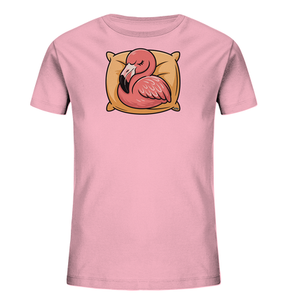 Onlineshop Shirts fuer Kinder - Das Bild zeigt ein hellrosa Kinder-T-Shirt. Auf der Vorderseite ist eine suesse, schlafende Flamingodarstellung zu sehen. Der Flamingo ruht friedlich auf einem beigen Kissen, die Augen geschlossen. Das Design verleiht dem Shirt eine beruhigende und verspielte Note.