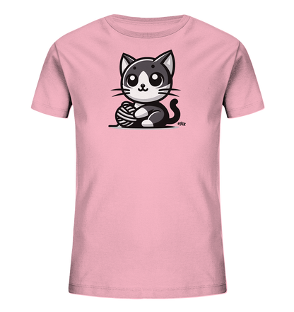 Onlineshop Shirts fuer Kinder - Das Bild zeigt ein rosafarbenes Kinder-T-Shirt mit einem niedlichen Aufdruck einer Katze. Die schwarz-weisse Cartoon-Katze sitzt und spielt mit einem Wollknaeuel. Das Design ist schlicht und verspielt, ideal fuer kleine Katzenliebhaber.