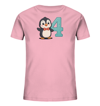 Onlineshop Shirts fuer Kinder - Das Bild zeigt ein pinkfarbenes Kinder-T-Shirt mit einem niedlichen Motiv auf der Vorderseite. Dargestellt ist ein cartoonhafter Pinguin mit roter Fliege, der froehlich neben der Zahl '4' steht. Die Zahl '4' ist gross und in einem strukturierten Blauton gehalten. Das Design wirkt spielerisch und ansprechend.