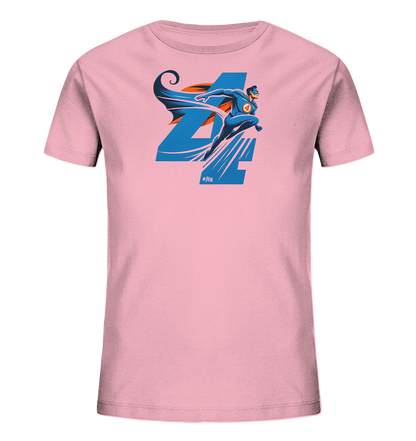 Onlineshop Shirts fuer Kinder - Das Bild zeigt ein hellrosa Kinder-T-Shirt mit einem dynamischen Motiv auf der Vorderseite. Zentral ist eine grosse, stilisierte Zahl '4' in Blau dargestellt. Davor fliegt eine Figur in einem Superheldenkostuem mit Umhang, ebenfalls in Blautoenen und Orange. Das Design wirkt kraftvoll und farbenfroh, perfekt fuer kleine Abenteurer.