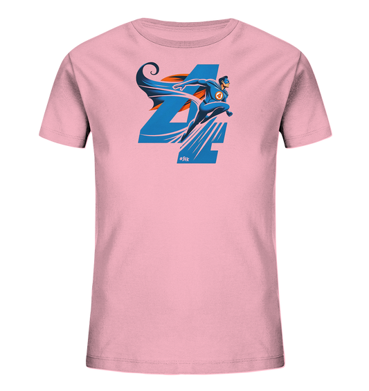 Onlineshop Shirts fuer Kinder - Das Bild zeigt ein hellrosa Kinder-T-Shirt mit einem dynamischen Motiv auf der Vorderseite. Zentral ist eine grosse, stilisierte Zahl '4' in Blau dargestellt. Davor fliegt eine Figur in einem Superheldenkostuem mit Umhang, ebenfalls in Blautoenen und Orange. Das Design wirkt kraftvoll und farbenfroh, perfekt fuer kleine Abenteurer.