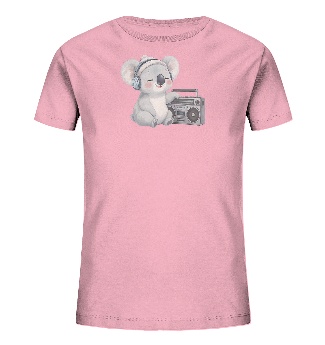 Onlineshop Shirts fuer Kinder - Das Bild zeigt ein rosafarbenes Kinder-T-Shirt mit einem niedlichen Koala-Motiv auf der Vorderseite. Der Koala traegt Kopfhoerer und hat ein froehliches Gesicht, waehrend er neben einem Retro-Kassettenrekorder sitzt. Das Design vermittelt eine spielerische und musikbezogene Atmosphaere. Das Shirt ist schlicht geschnitten und eignet sich fuer verschiedene Anlaesse.