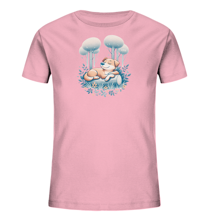Onlineshop Shirts fuer Kinder - Das Bild zeigt ein hellrosa Kinder-T-Shirt mit einem niedlichen Motiv. Darauf ist ein entspannter, liegender Hund auf einem Holzstamm abgebildet, umgeben von floralen Elementen und stilisierten Baeumen. Das Design strahlt Ruhe und eine sanfte Stimmung aus. Es ist ein detailreiches und ansprechendes Bild fuer ein Kindershirt.