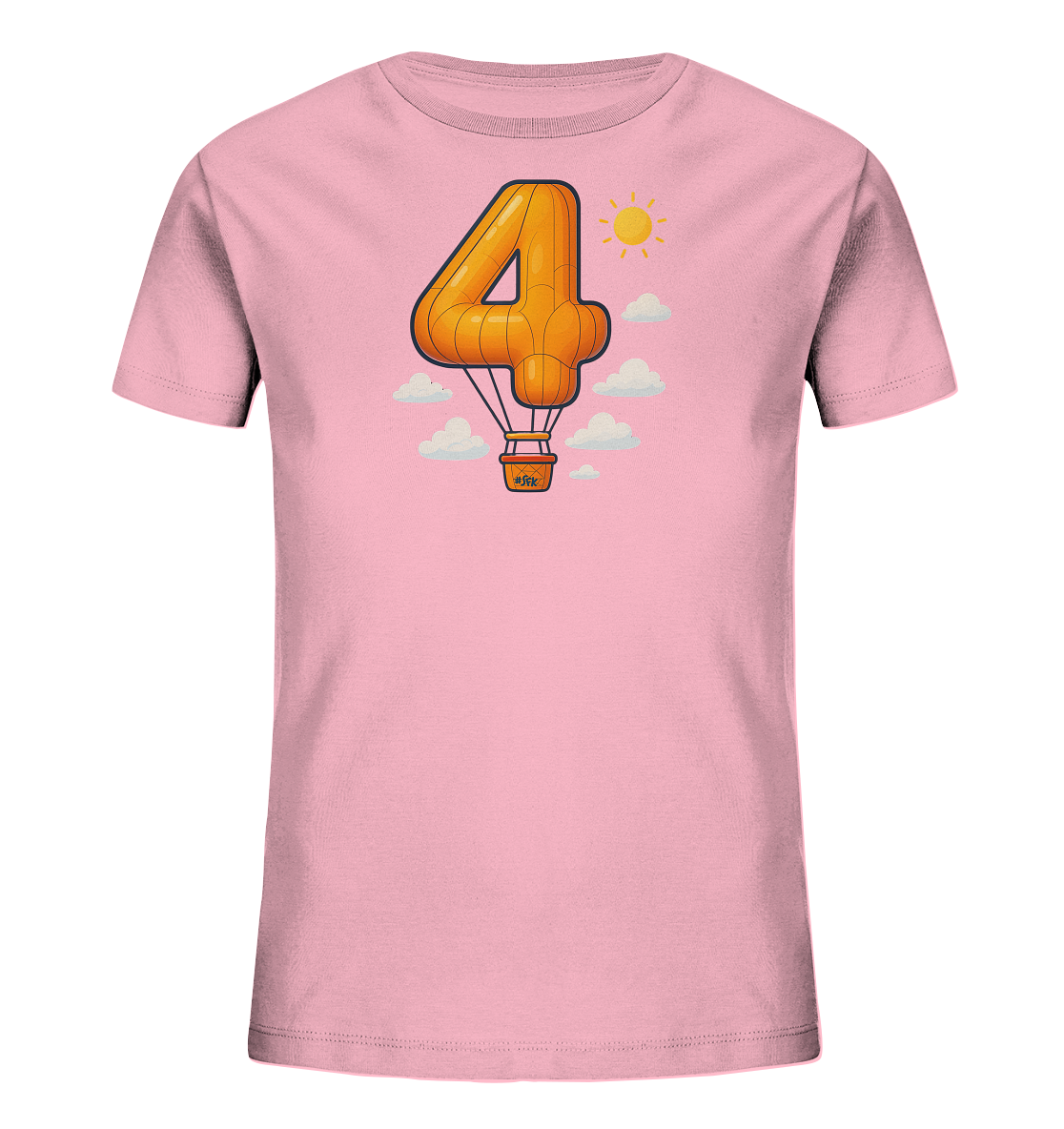 Onlineshop Shirts fuer Kinder - Das Bild zeigt ein hellrosafarbenes Kinder-T-Shirt mit einem froehlichen Motiv auf der Vorderseite. Die Grafik stellt die Zahl '4' als orangefarbenen Heissluftballon dar. Der Ballon fliegt inmitten von weissen Wolken unter einer leuchtenden Sonne. Das Design hat einen charmanten, cartoonhaften Stil.