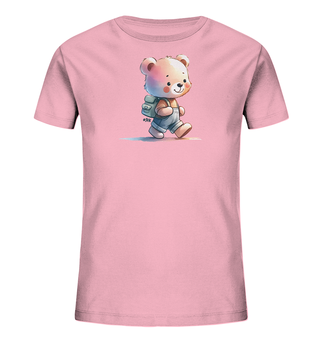 Onlineshop Shirts für Kinder - Das Bild zeigt ein rosafarbenes Kinder-T-Shirt mit einem niedlichen Druck auf der Vorderseite. Dargestellt ist ein freundlicher Cartoon-Bär mit rosigen Wangen, der Denim-Latzhosen und einen hellblauen Rucksack trägt. Der Bär läuft in einer entspannten Haltung und vermittelt einen fröhlichen, abenteuerlustigen Eindruck. Ein kleiner Hashtag "#SFK" ist ebenfalls Teil des Designs.