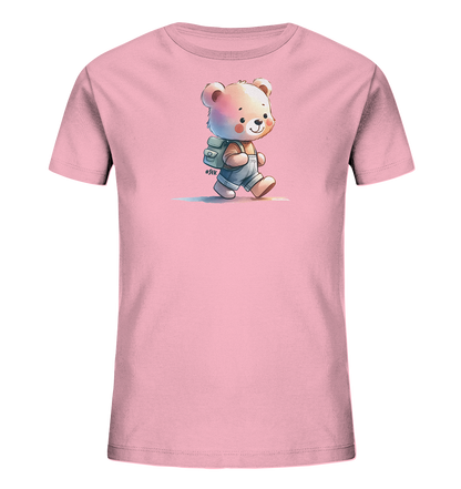 Onlineshop Shirts für Kinder - Das Bild zeigt ein rosafarbenes Kinder-T-Shirt mit einem niedlichen Druck auf der Vorderseite. Dargestellt ist ein freundlicher Cartoon-Bär mit rosigen Wangen, der Denim-Latzhosen und einen hellblauen Rucksack trägt. Der Bär läuft in einer entspannten Haltung und vermittelt einen fröhlichen, abenteuerlustigen Eindruck. Ein kleiner Hashtag "#SFK" ist ebenfalls Teil des Designs.