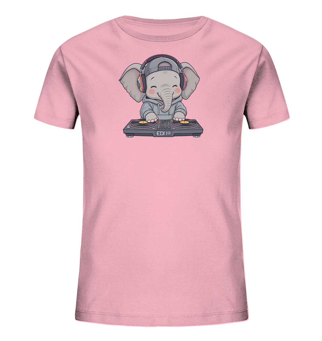 Onlineshop Shirts fuer Kinder - Das Bild zeigt ein rosafarbenes Kinder-T-Shirt mit einem niedlichen Elefantenmotiv auf der Vorderseite. Der Cartoon-Elefant traegt einen grauen Kapuzenpullover, eine Baseballkappe und Kopfhoerer mit bunten Akzenten. Er steht an einem DJ-Mischpult mit Plattenspielern und hat ein froehliches Laecheln. Das Design wirkt verspielt und musikalisch ansprechend fuer Kinder.
