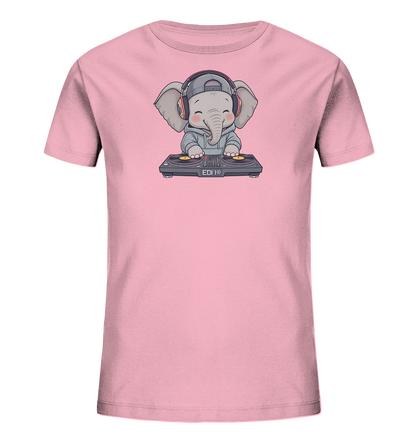 Onlineshop Shirts fuer Kinder - Das Bild zeigt ein rosafarbenes Kinder-T-Shirt mit einem niedlichen Elefantenmotiv auf der Vorderseite. Der Cartoon-Elefant traegt einen grauen Kapuzenpullover, eine Baseballkappe und Kopfhoerer mit bunten Akzenten. Er steht an einem DJ-Mischpult mit Plattenspielern und hat ein froehliches Laecheln. Das Design wirkt verspielt und musikalisch ansprechend fuer Kinder.