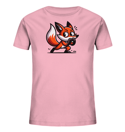Onlineshop Shirts fuer Kinder - Dieses hellrosa Kinder-T-Shirt zeigt eine humorvolle Illustration eines orange-weissen Fuchses. Der Fuchs hat grosse Augen und bedeckt sein Maul mit den Pfoten, was einen ueberraschten Ausdruck vermittelt. Das Design ist zentral auf der Vorderseite des Shirts platziert. Es ist ein verspieltes Motiv fuer Kinder.
