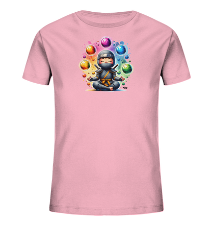 Onlineshop Shirts fuer Kinder - Das Bild zeigt ein hellrosa T-Shirt mit einem suessen Aufdruck eines meditierenden Ninjas. Der Cartoon-Ninja sitzt im Schneidersitz, umgeben von leuchtenden, bunten Kugeln im Aquarellstil. Das Design ist detailreich und strahlt Ruhe sowie Verspieltheit aus.