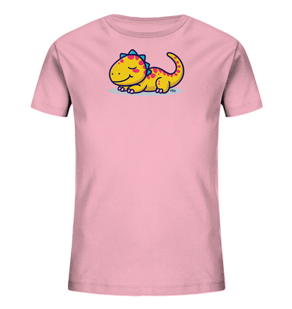 Onlineshop Shirts fuer Kinder - Das Bild zeigt ein hellrosa Kinder-T-Shirt mit einem niedlichen Cartoon-Dinosaurier-Motiv. Der gelbe Dinosaurier liegt entspannt da, hat rosa Punkte und blaue Zacken auf dem Ruecken. Er laechelt mit geschlossenen Augen, was ihm einen friedlichen Ausdruck verleiht. Das Design wirkt verspielt und kinderfreundlich.