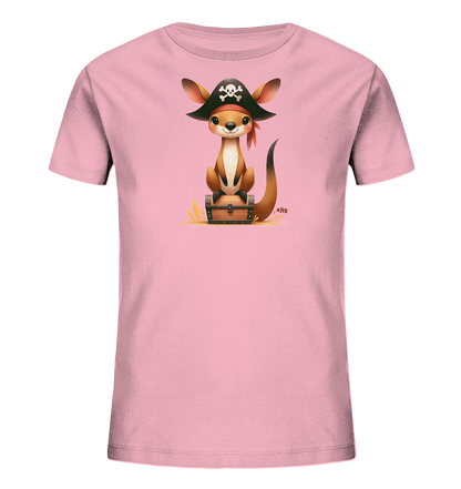 Onlineshop Shirts fuer Kinder - Das Bild zeigt ein hellrosa T-Shirt fuer Kinder mit einem charmanten Motiv. Ein kleines Kaenguru im Piratenkostuem sitzt auf einer Schatzkiste. Es traegt einen Piratenhut mit Totenkopf und ein rotes Halstuch. Die Illustration ist detailreich und ansprechend.