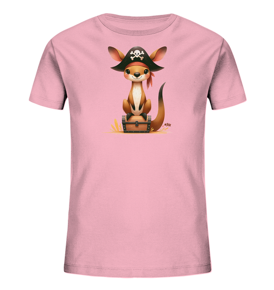 Onlineshop Shirts fuer Kinder - Das Bild zeigt ein hellrosa T-Shirt fuer Kinder mit einem charmanten Motiv. Ein kleines Kaenguru im Piratenkostuem sitzt auf einer Schatzkiste. Es traegt einen Piratenhut mit Totenkopf und ein rotes Halstuch. Die Illustration ist detailreich und ansprechend.