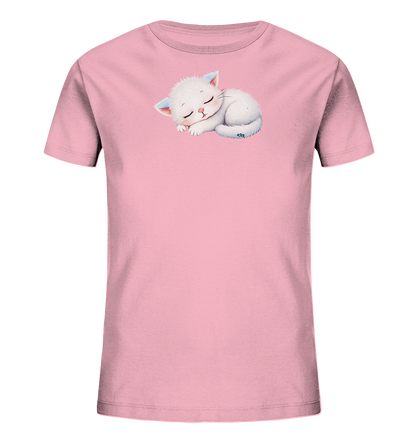 Onlineshop Shirts fuer Kinder - Das Bild zeigt ein hellrosa Kinder-T-Shirt. Auf der Vorderseite ist eine friedlich schlafende, weisse Katze oder ein Kaetzchen abgebildet. Das Kaetzchen ist sanft zusammengerollt dargestellt, mit geschlossenen Augen und leicht blaeulichen Innenohren. Das Motiv strahlt Ruhe und Niedlichkeit aus, perfekt fuer ein Kinderoutfit.
