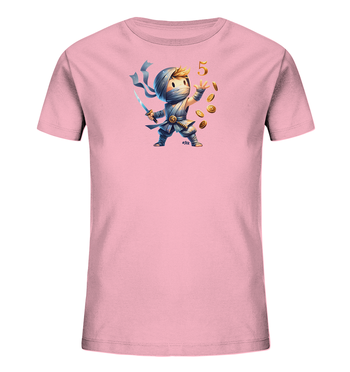 Onlineshop Shirts fuer Kinder - Das Bild zeigt ein hellrosa Kinder-T-Shirt mit einem aufgedruckten Motiv. Dargestellt ist ein stilisierter Ninja-Charakter, der ein Schwert haelt und goldene Muenzen jongliert. Über der Hand des Charakters ist die Zahl '5' in Gold zu sehen. Die Muenzen tragen ebenfalls die Zahl '5', was auf ein Alter oder eine Zahl hinweist.