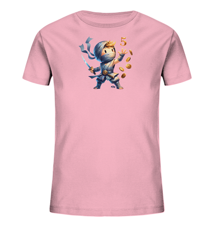 Onlineshop Shirts fuer Kinder - Das Bild zeigt ein hellrosa Kinder-T-Shirt mit einem aufgedruckten Motiv. Dargestellt ist ein stilisierter Ninja-Charakter, der ein Schwert haelt und goldene Muenzen jongliert. Über der Hand des Charakters ist die Zahl '5' in Gold zu sehen. Die Muenzen tragen ebenfalls die Zahl '5', was auf ein Alter oder eine Zahl hinweist.
