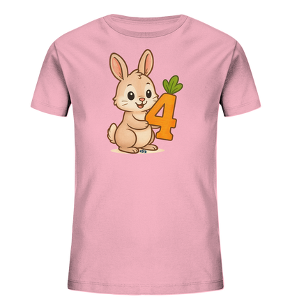 Onlineshop Shirts fuer Kinder - Das Bild zeigt ein pinkes Kinder T-Shirt mit einem suessen Cartoon-Motiv. Ein kleiner, freundlicher Hase haelt die orangefarbene Zahl 4, die wie eine Karotte gestaltet ist. Der Hase hat grosse Ohren und laechelt froehlich. Dieses Design ist spielerisch und farbenfroh.