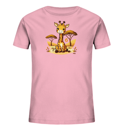 Onlineshop Shirts fuer Kinder - Das Bild zeigt ein pinkes Kinder T-Shirt mit einer farbigen Grafik auf der Vorderseite. Zu sehen ist eine sitzende, laechelnde Cartoon-Giraffe in einer Savannenlandschaft mit Akazienbaeumen. Hinter der Giraffe ist eine grosse orangefarbene Zahl '6' platziert. Das gesamte Motiv ist freundlich und farbenfroh gestaltet.
