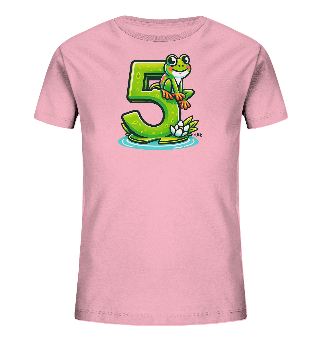 Onlineshop Shirts für Kinder - Das Bild zeigt ein rosafarbenes Kinder-T-Shirt mit einem großen, grünen Motiv der Zahl '5'. Darauf sitzt ein lächelnder, cartoonhafter Frosch mit großen Augen. Unterhalb der Zahl sind Wasserwellen und eine weiße Seerose dargestellt, was dem Design eine frische Note verleiht. Dieses fröhliche Motiv eignet sich besonders für Kinder, die ihren fünften Geburtstag feiern.