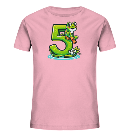 Onlineshop Shirts für Kinder - Das Bild zeigt ein rosafarbenes Kinder-T-Shirt mit einem großen, grünen Motiv der Zahl '5'. Darauf sitzt ein lächelnder, cartoonhafter Frosch mit großen Augen. Unterhalb der Zahl sind Wasserwellen und eine weiße Seerose dargestellt, was dem Design eine frische Note verleiht. Dieses fröhliche Motiv eignet sich besonders für Kinder, die ihren fünften Geburtstag feiern.