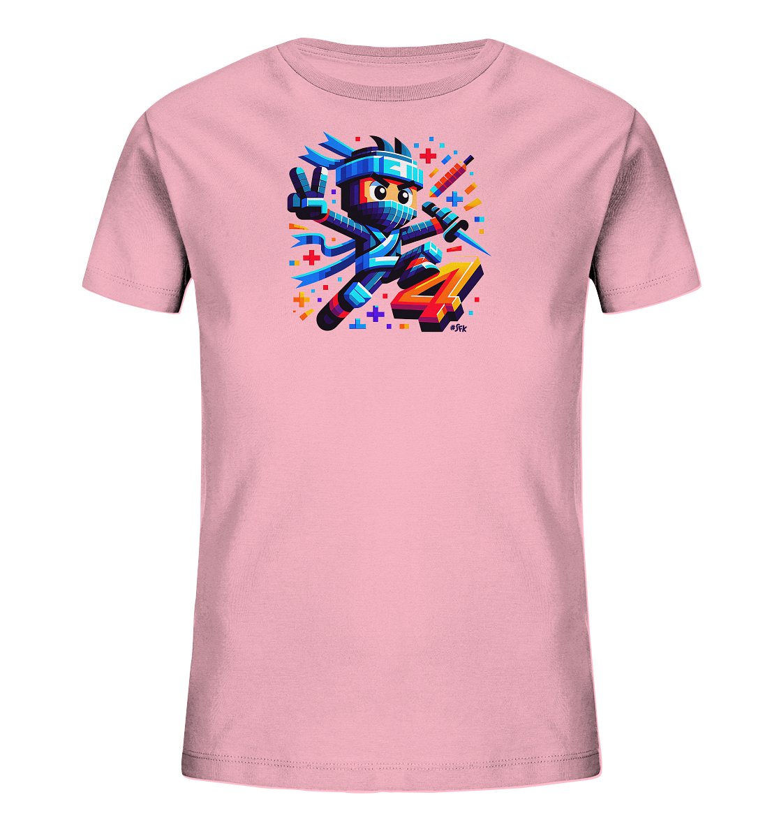 Onlineshop Shirts fuer Kinder - Das Bild zeigt ein hellrosa T-Shirt mit einem farbenfrohen Druck. Zu sehen ist ein springender Cartoon-Ninja in blauer Kleidung, der eine Friedenshand zeigt und eine Klinge haelt. Neben ihm steht eine grosse, orange-gelbe Zahl '4' mit Schatteneffekt. Kleine bunte Pixel und geometrische Formen umgeben das Motiv und verleihen ihm einen dynamischen Look.