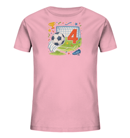 Onlineshop Shirts fuer Kinder - Dieses hellrosa T-Shirt fuer Kinder zeigt eine farbenfrohe Illustration rund um das Thema Fussball. Im Mittelpunkt stehen ein Fussballtor, ein Ball und die grosse rote Zahl '4'. Ein goldener Pokal, ein blauer Fussballschuh sowie Konfetti und Sterne ergaenzen das sportliche Motiv. Das Design wirkt froehlich und dynamisch auf dem Kinder-Shirt.