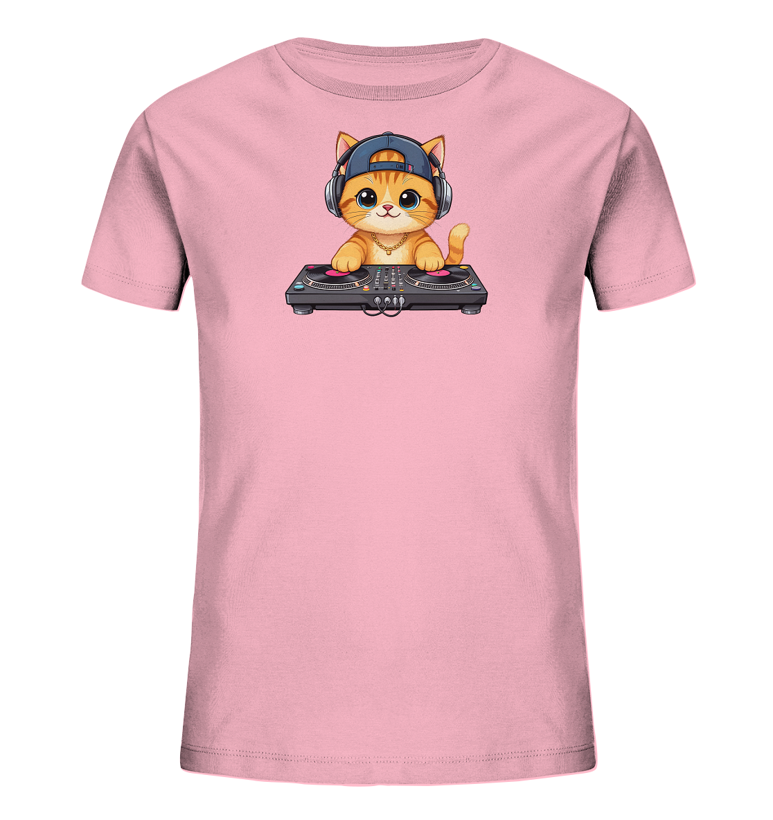 Onlineshop Shirts fuer Kinder - Das Bild zeigt ein rosafarbenes T-Shirt fuer Kinder mit einem niedlichen Comic-Kaetzchen. Die Katze traegt eine blaue Kappe und Kopfhoerer und steht vor einem DJ-Mischpult. Sie hat grosse Augen und eine goldene Kette. Das Motiv verleiht dem Shirt einen verspielten und modernen Look.
