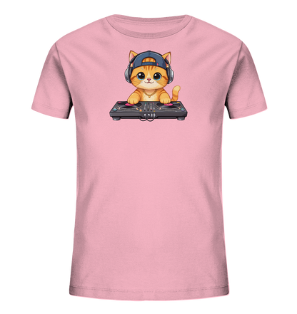 Onlineshop Shirts fuer Kinder - Das Bild zeigt ein rosafarbenes T-Shirt fuer Kinder mit einem niedlichen Comic-Kaetzchen. Die Katze traegt eine blaue Kappe und Kopfhoerer und steht vor einem DJ-Mischpult. Sie hat grosse Augen und eine goldene Kette. Das Motiv verleiht dem Shirt einen verspielten und modernen Look.
