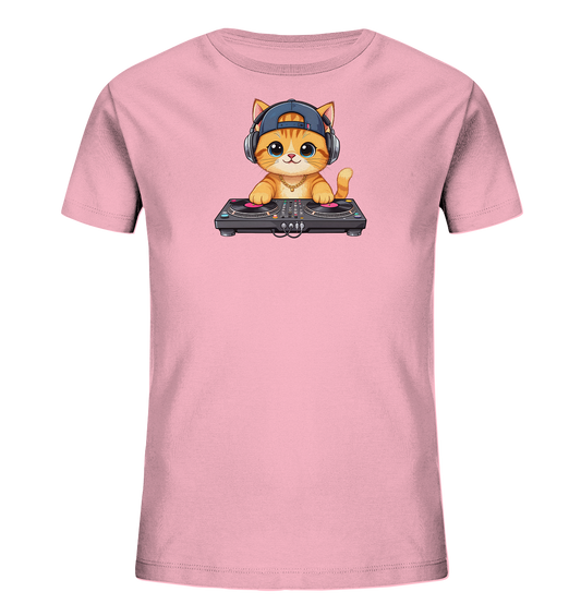 Onlineshop Shirts fuer Kinder - Das Bild zeigt ein rosafarbenes T-Shirt fuer Kinder mit einem niedlichen Comic-Kaetzchen. Die Katze traegt eine blaue Kappe und Kopfhoerer und steht vor einem DJ-Mischpult. Sie hat grosse Augen und eine goldene Kette. Das Motiv verleiht dem Shirt einen verspielten und modernen Look.