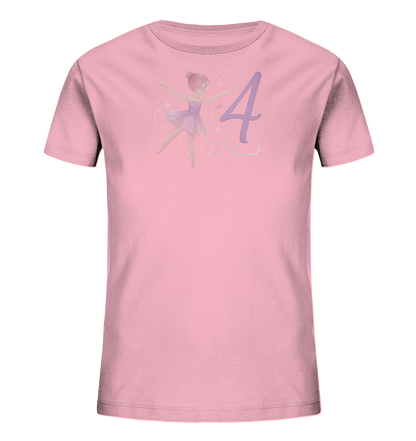 Onlineshop Shirts fuer Kinder - Das Bild zeigt ein hellrosa Kinder-T-Shirt mit einer niedlichen Illustration einer jungen Ballerina in einem lilafarbenen Kleid. Die tanzende Figur ist von funkelnden Sternen und dekorativen Linien umgeben. Neben der Ballerina ist die Zahl "4" in einem passenden, sanften Farbton abgebildet. Das Design wirkt zart und maerchenhaft, perfekt fuer kleine Taenzerinnen.