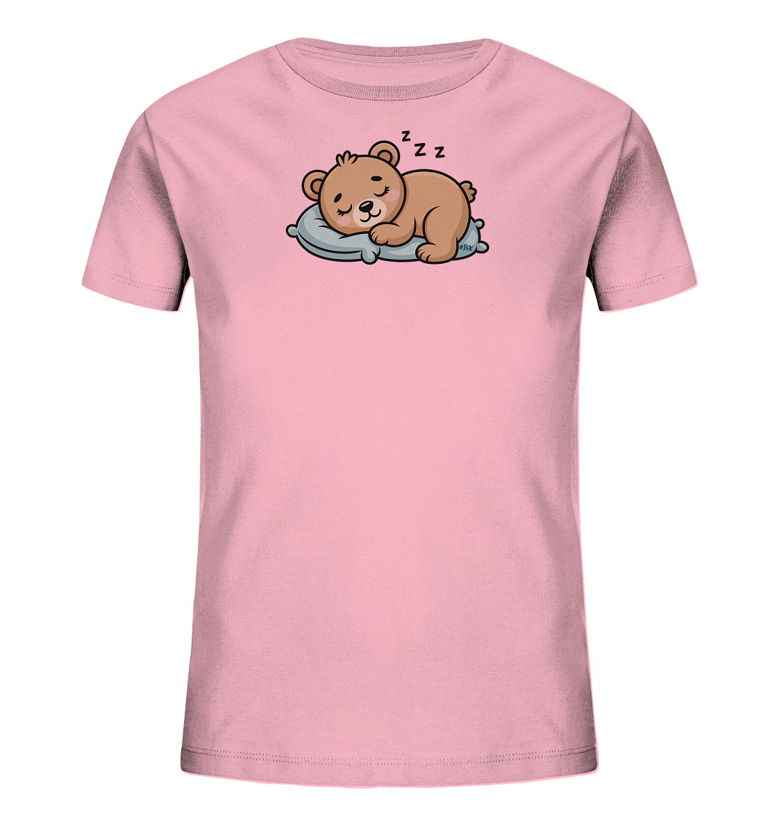 Onlineshop Shirts fuer Kinder - Das Bild zeigt ein rosafarbenes Kinder-T-Shirt mit einem suessen Motiv eines schlafenden Teddybaeren. Der braune Baer liegt friedlich auf einem hellblauen Kissen, die Augen geschlossen, mit 'Zzz'-Symbolen ueber seinem Kopf. Dieses Design verleiht dem Shirt einen ruhigen und behaglichen Ausdruck. Es ist eine liebevolle Darstellung, die zum Entspannen einlaedt.