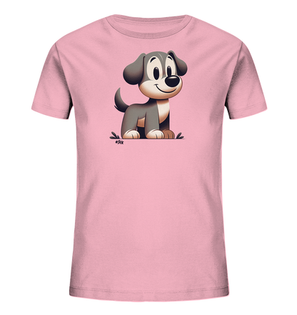 Onlineshop Shirts fuer Kinder - Das Bild zeigt ein rosa T-Shirt fuer Kinder. Darauf ist eine niedliche Cartoon-Illustration eines kleinen Hundes zu sehen. Der Hund hat graues Fell, grosse Augen und sitzt mit einem freundlichen Laecheln. Er scheint auf einer kleinen Grasflaeche zu sitzen, was dem Motiv einen verspielten Look verleiht.