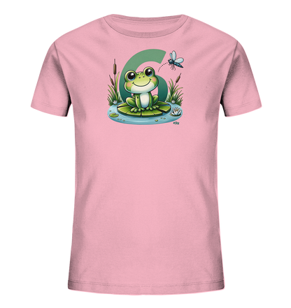 Onlineshop Shirts fuer Kinder - Das Bild zeigt ein hellrosafarbenes Kinder-T-Shirt mit einem niedlichen Froschmotiv. Ein froehlicher Cartoon-Frosch sitzt auf einem Seerosenblatt in einem Teich, umgeben von Schilf. Über dem Frosch fliegt eine Libelle. Im Hintergrund ist eine grosse gruene Zahl sechs zu sehen.