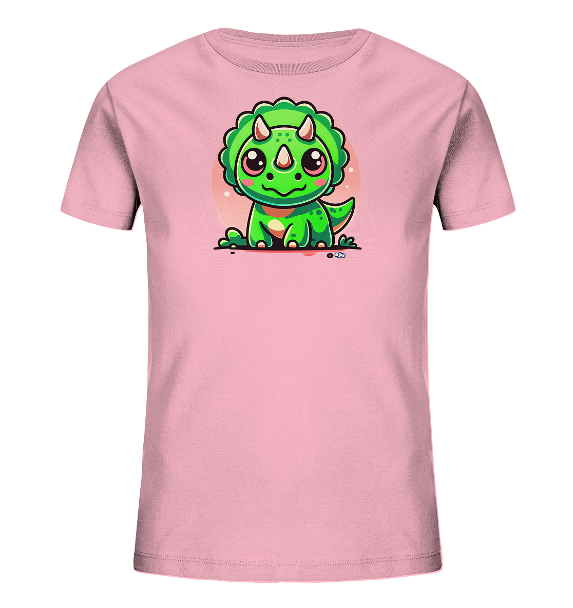 Onlineshop Shirts fuer Kinder - Das Bild zeigt ein hellrosa T-Shirt fuer Kinder mit einem niedlichen, cartoonhaften Aufdruck eines Babydinosauriers. Es ist ein gruener Triceratops mit grossen Augen, der aufrecht sitzt und freundlich laechelt. Hinter dem Dinosaurier ist ein sanfter rosa Kreis als Hintergrund angedeutet. Das verspielte Design eignet sich perfekt fuer kleine Dino-Fans.