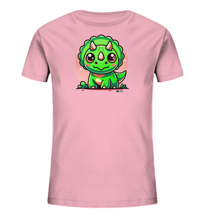 Onlineshop Shirts fuer Kinder - Das Bild zeigt ein hellrosa T-Shirt fuer Kinder mit einem niedlichen, cartoonhaften Aufdruck eines Babydinosauriers. Es ist ein gruener Triceratops mit grossen Augen, der aufrecht sitzt und freundlich laechelt. Hinter dem Dinosaurier ist ein sanfter rosa Kreis als Hintergrund angedeutet. Das verspielte Design eignet sich perfekt fuer kleine Dino-Fans.