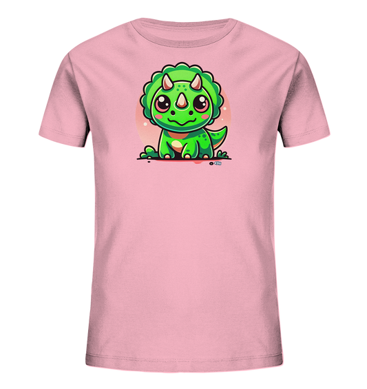 Onlineshop Shirts fuer Kinder - Das Bild zeigt ein hellrosa T-Shirt fuer Kinder mit einem niedlichen, cartoonhaften Aufdruck eines Babydinosauriers. Es ist ein gruener Triceratops mit grossen Augen, der aufrecht sitzt und freundlich laechelt. Hinter dem Dinosaurier ist ein sanfter rosa Kreis als Hintergrund angedeutet. Das verspielte Design eignet sich perfekt fuer kleine Dino-Fans.