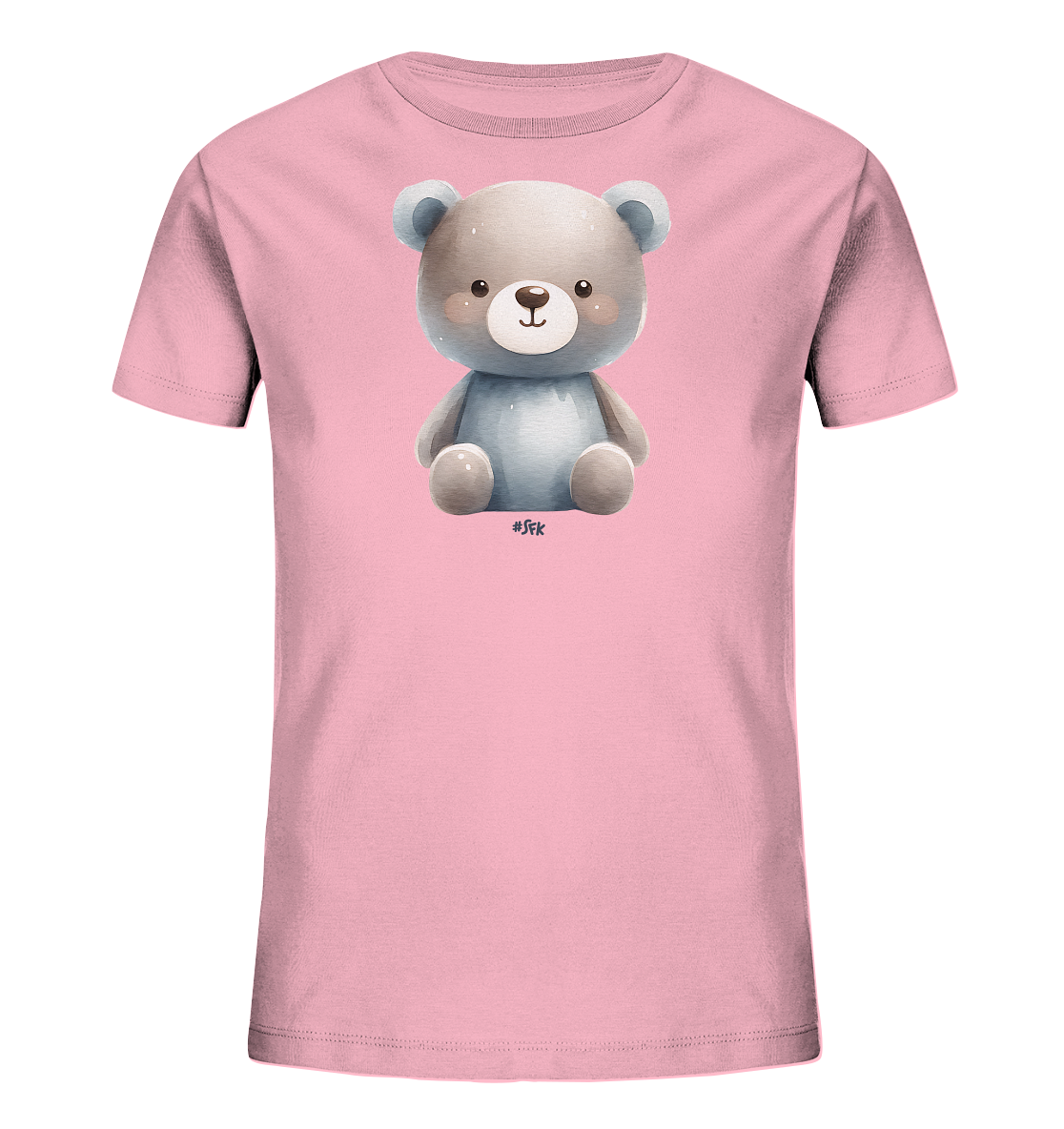 Onlineshop Shirts fuer Kinder - Das Bild zeigt ein hellrosa Kinder-T-Shirt mit einem niedlichen Aufdruck eines sitzenden Teddybaeren. Der Baer ist in einem sanften Aquarellstil dargestellt und hat einen freundlichen Gesichtsausdruck mit hellgrauen Ohren und Schnauze. Die Illustration befindet sich zentral auf der Vorderseite des Shirts. Das schlichte Design wirkt sehr kinderfreundlich.