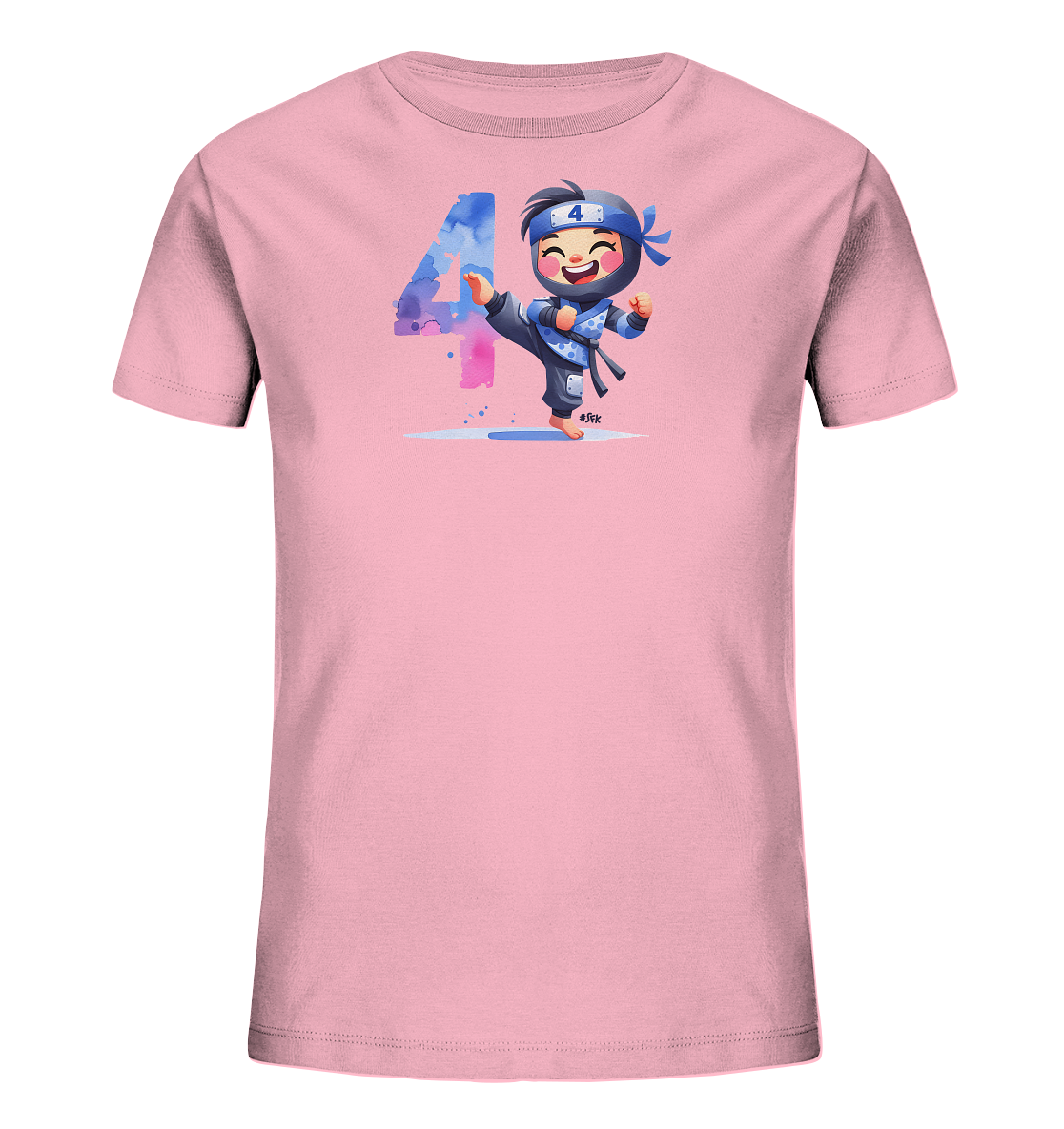 Onlineshop Shirts fuer Kinder - Das Bild zeigt ein hellrosa Kinder-T-Shirt mit einem lustigen Motiv auf der Vorderseite. Abgebildet ist eine cartoonartige Figur in Ninja-Kleidung, die einen Kick ausfuehrt. Daneben steht eine grosse Zahl '4' in einem farbigen Aquarellstil. Das Design wirkt froehlich und aktiv.