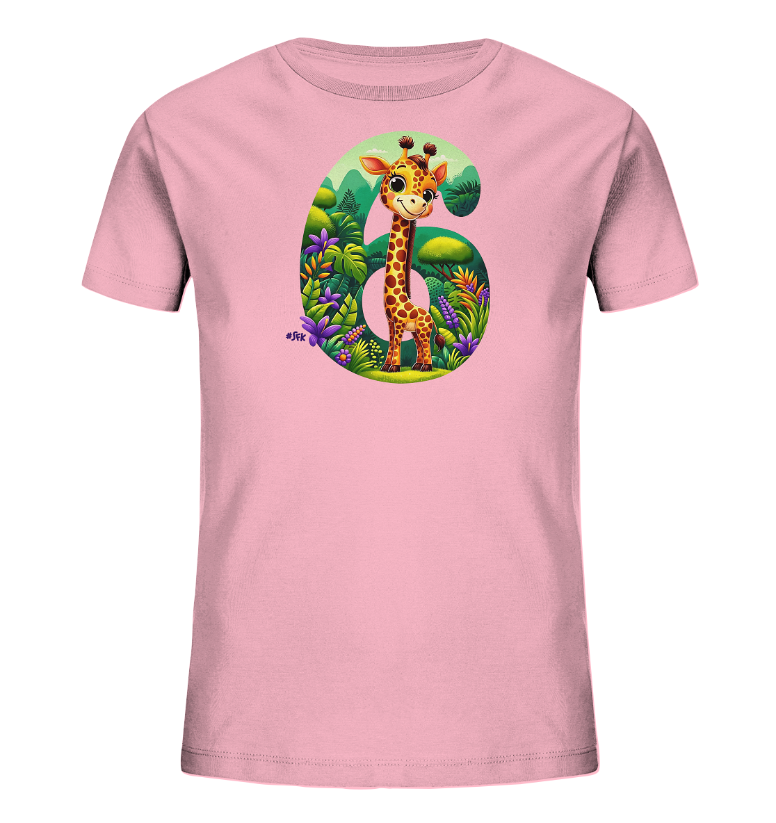 Onlineshop Shirts fuer Kinder - Dieses T-Shirt in zartem Rosa zeigt eine grosse Zahl '6', die als Rahmen fuer eine lebendige Dschungelszene dient. Im Inneren der '6' steht eine freundliche Cartoon-Giraffe umgeben von ueppigen Pflanzen und farbenfrohen Blumen. Im Hintergrund sind gruene Berge angedeutet. Das Design wirkt froehlich und detailliert, ideal fuer Kinder.