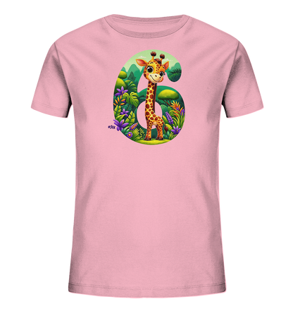 Onlineshop Shirts fuer Kinder - Dieses T-Shirt in zartem Rosa zeigt eine grosse Zahl '6', die als Rahmen fuer eine lebendige Dschungelszene dient. Im Inneren der '6' steht eine freundliche Cartoon-Giraffe umgeben von ueppigen Pflanzen und farbenfrohen Blumen. Im Hintergrund sind gruene Berge angedeutet. Das Design wirkt froehlich und detailliert, ideal fuer Kinder.